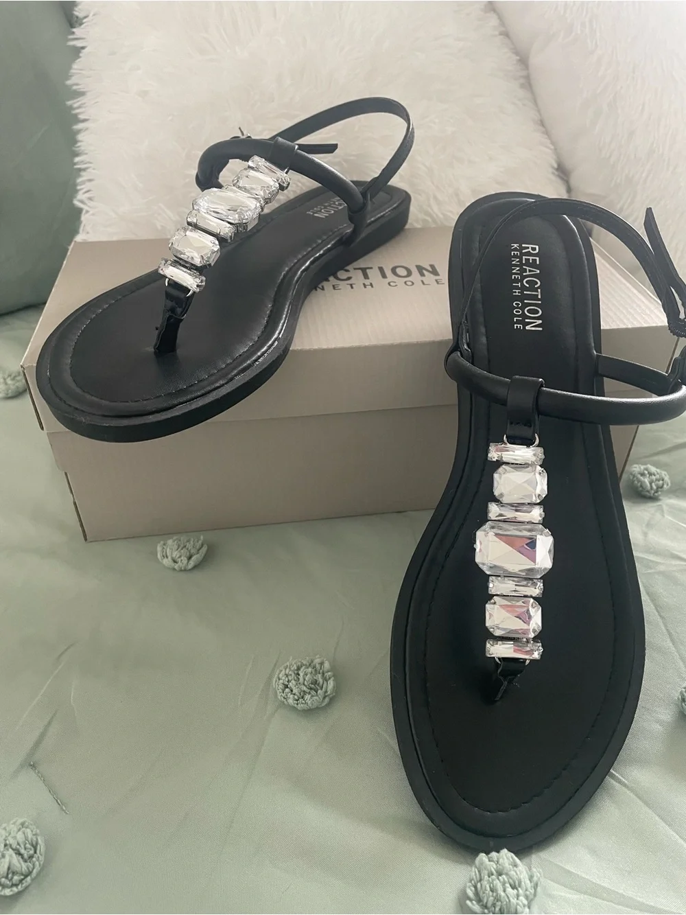 Kenneth Cole Reaction Women's Sera Almond Toe Flat Black Sandals